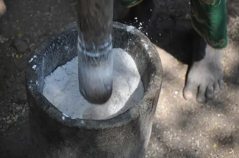 ɨgə gɨ gere (piler du riz)