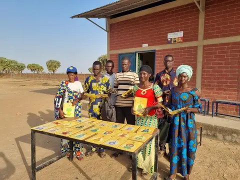 les enseignants de l'école catholique avec les premiers livres de la bibliothèque