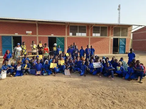 les enfants de l'école catholique avec les premiers livres de la bibliothèque