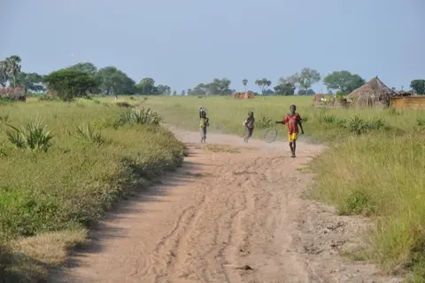 wun̰jɨ gɨnə dine day (jeux d’enfants)