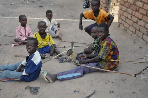 wun̰jɨ gɨnə dine day (jeux d’enfants)