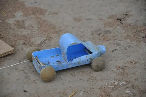 wun̰jɨ gɨnə dine day (jeux d’enfants)