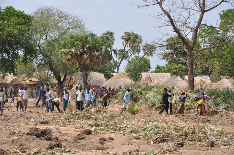 Koblague, travaux pour l’extension de la piste d’atterrissage (avril 2016)