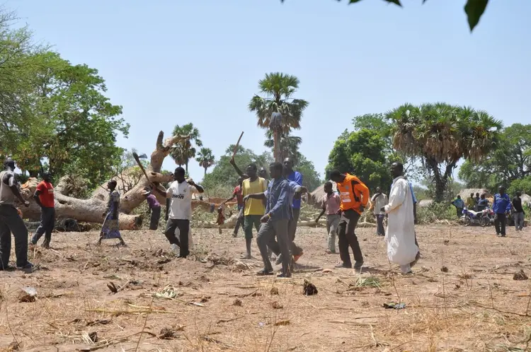 Koblague, après la journée de travail pour l’extension de la piste d’atterrissage (avril 2016)